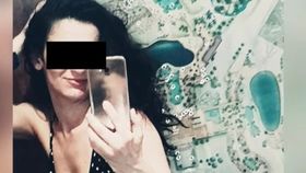 VIDEO O femeie care se afla sub influența substanțelor interzise a lovit mașina poliției. Aceasta nu deținea permis de conducere